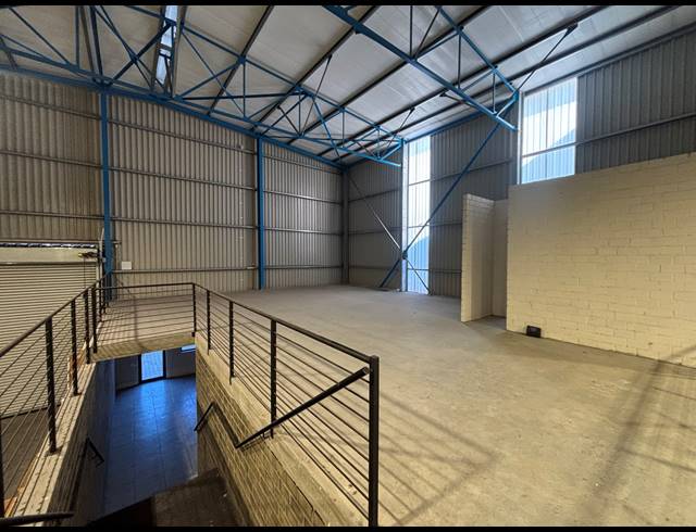 2,072M² WAREHOUSE TO LET IN FIRGROVE